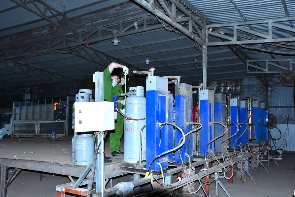 Đồng loạt khám xét 10 địa điểm trong đường dây lớn, bắt 16 đối tượng, thu hàng tấn tang vật - Ảnh 10.