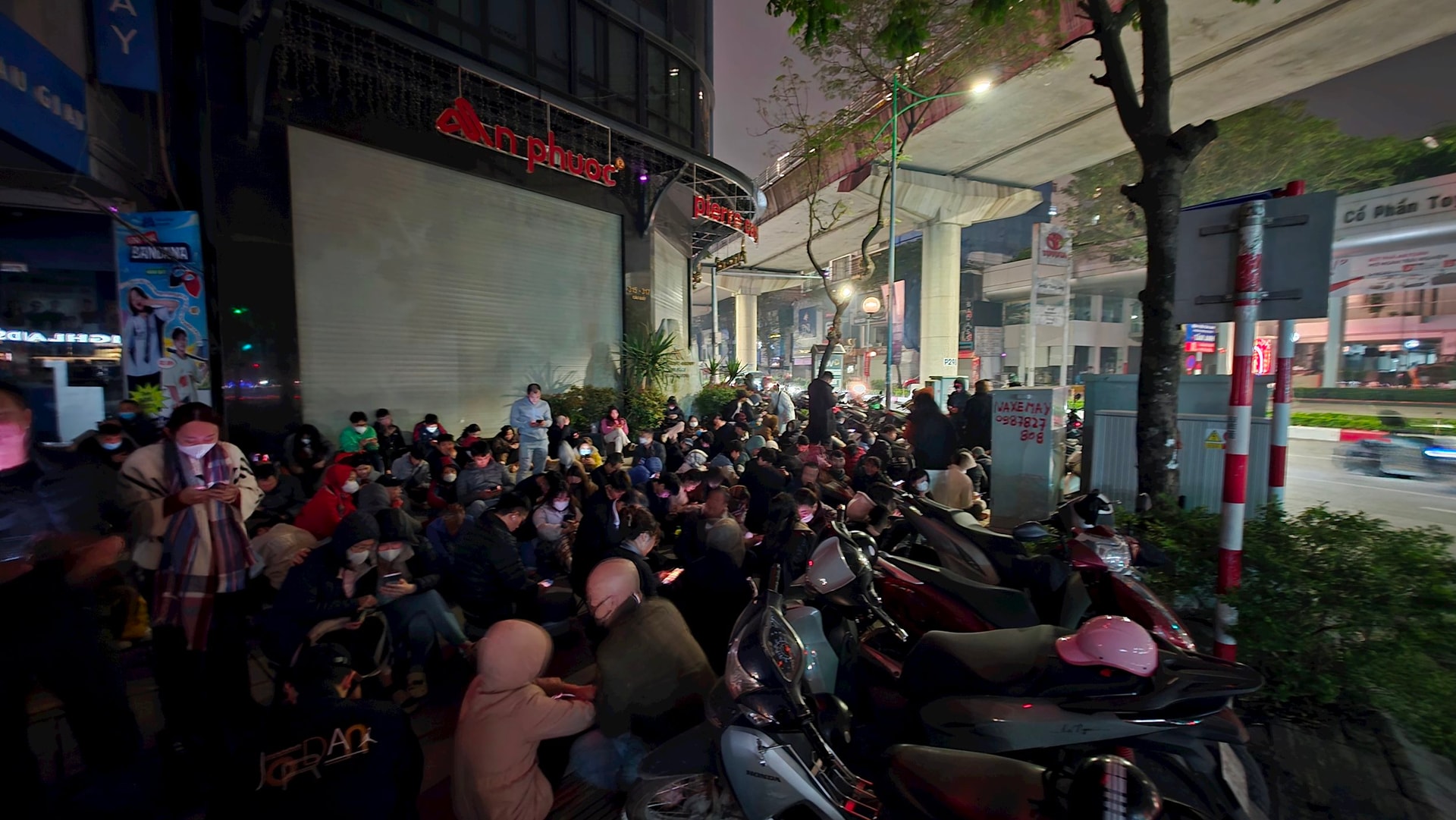 Người dân đổ xô xếp hàng đợi mua từ 21h ngày 1/2, giá bạc hôm nay thế nào? - Ảnh 4.