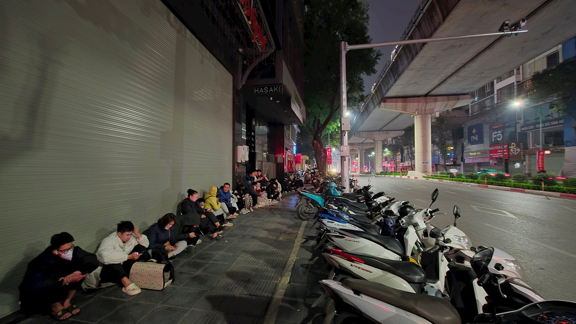 Người dân đổ xô xếp hàng đợi mua từ 21h ngày 1/2, giá bạc hôm nay thế nào? - Ảnh 3.