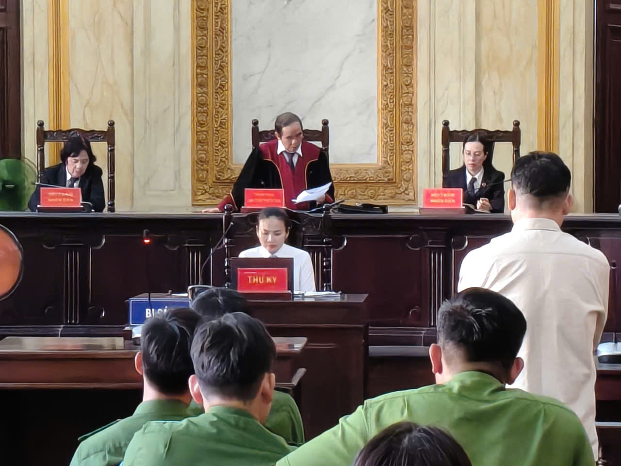 Thái Khắc Hoàng chiếm đoạt 32,58 tỉ đồng để trả nợ người thân và gửi cho con tại Mỹ Thái Khắc Hoàng chiếm đoạt 32,58 tỉ đồng để trả nợ người thân và gửi cho con tại Mỹ