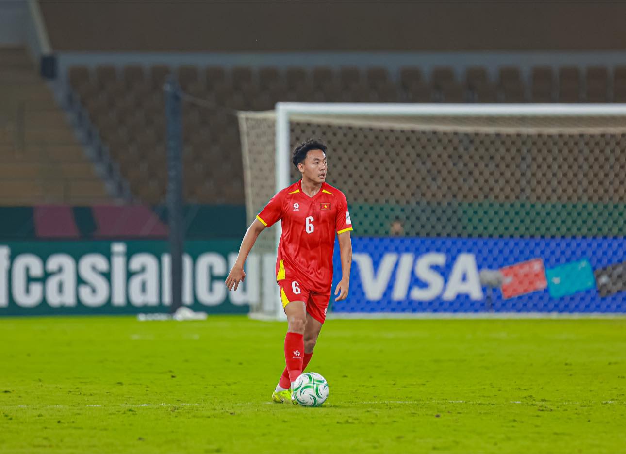 Tuyển thủ U23 Việt Nam chấn thương, rời s&acirc;n bằng c&aacute;ng ngay khi về từ U23 ch&acirc;u &Aacute;, c&aacute;c đồng đội lo lắng hỏi thăm- Ảnh 4.