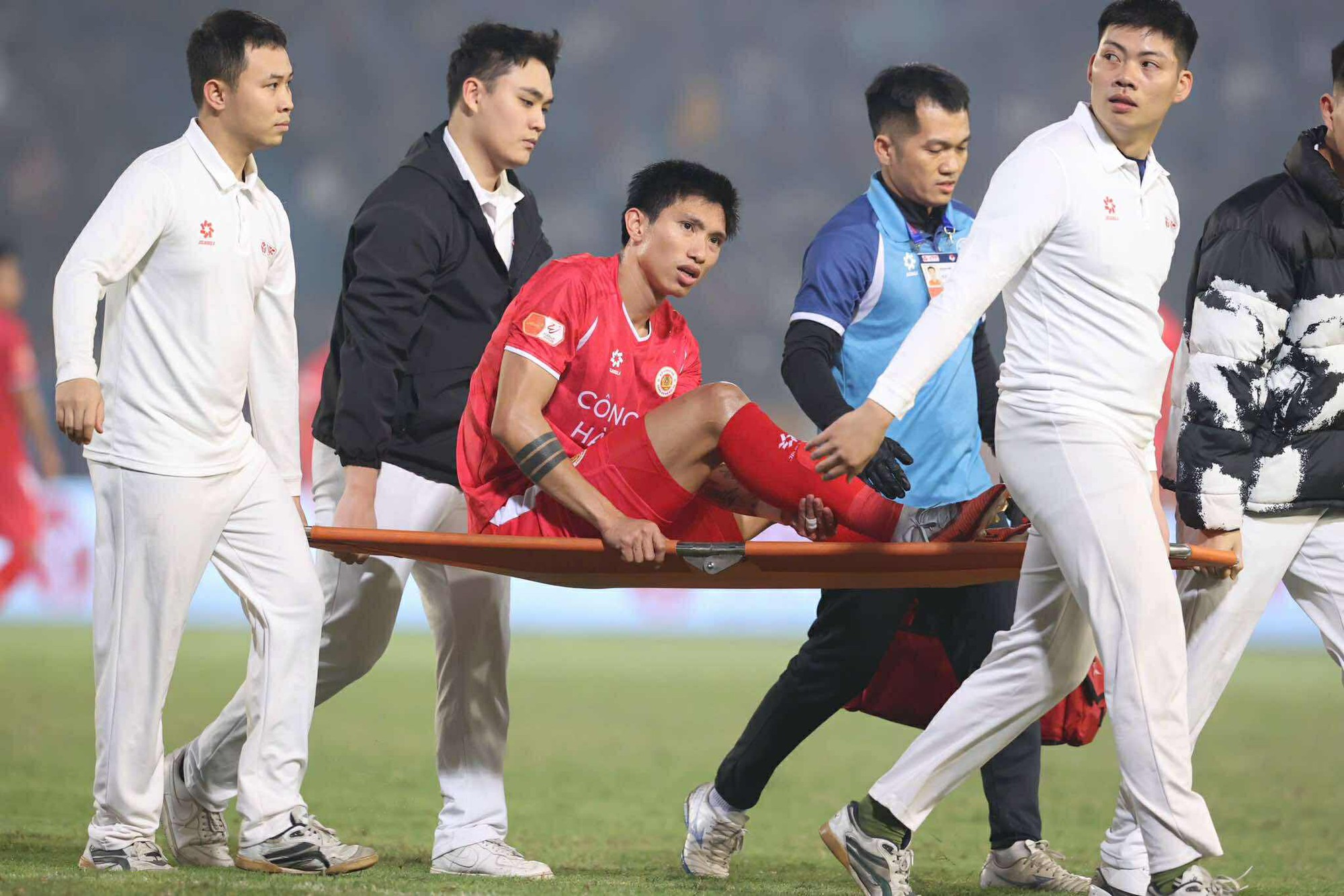 Văn Hậu chấn thương phải rời sân bằng cáng- Ảnh 4.