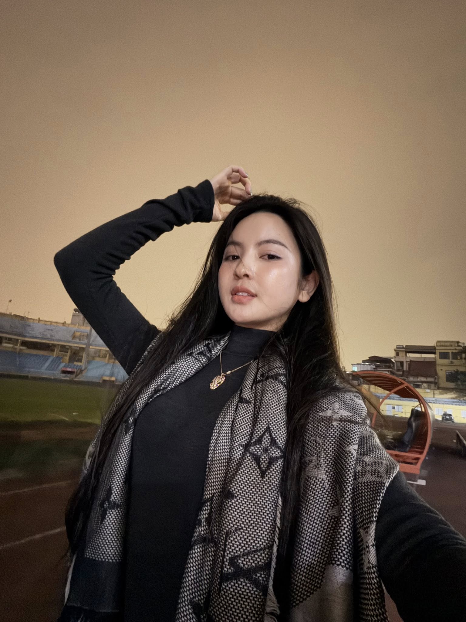 Chu Thanh Huyền lộ diện cổ vũ Quang Hải hết mình, nhan sắc ra sao giữa lúc bị chê phụ thuộc vào app sống ảo?- Ảnh 3.