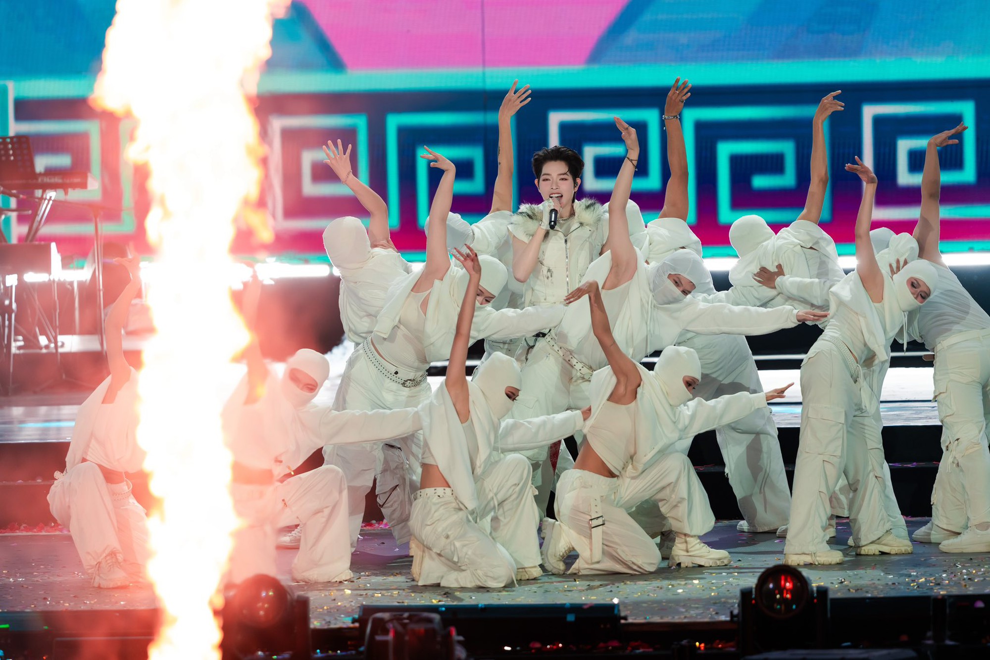 Hoà Minzy được "đại gia" vung tiền làm 1 điều đặc biệt tại fan concert - Ảnh 2.