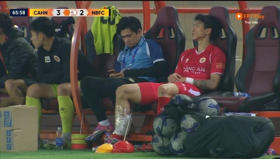 Văn Hậu chấn thương phải rời sân bằng cáng- Ảnh 7.