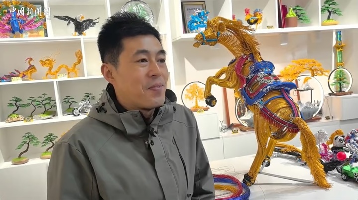 Người đàn ông dệt ngựa thần may mắn từ 2.600m sợi nhôm chào đón năm Bính Ngọ - Ảnh 2.