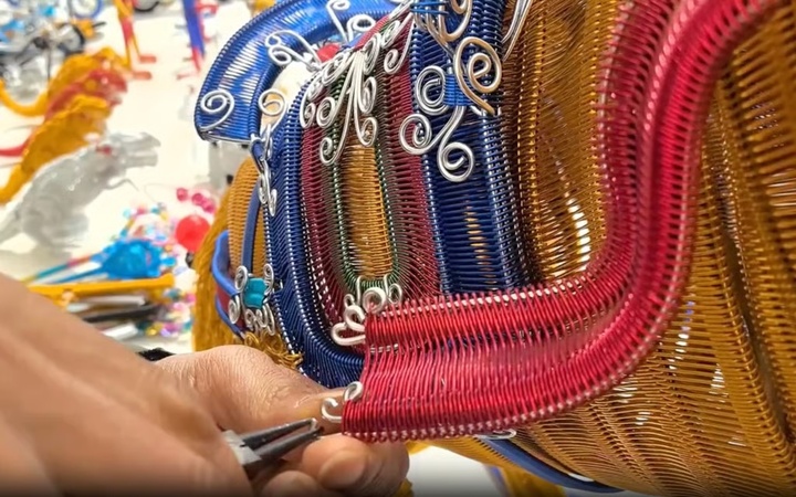 Người đàn ông dệt ngựa thần may mắn từ 2.600m sợi nhôm chào đón năm Bính Ngọ - Ảnh 3.