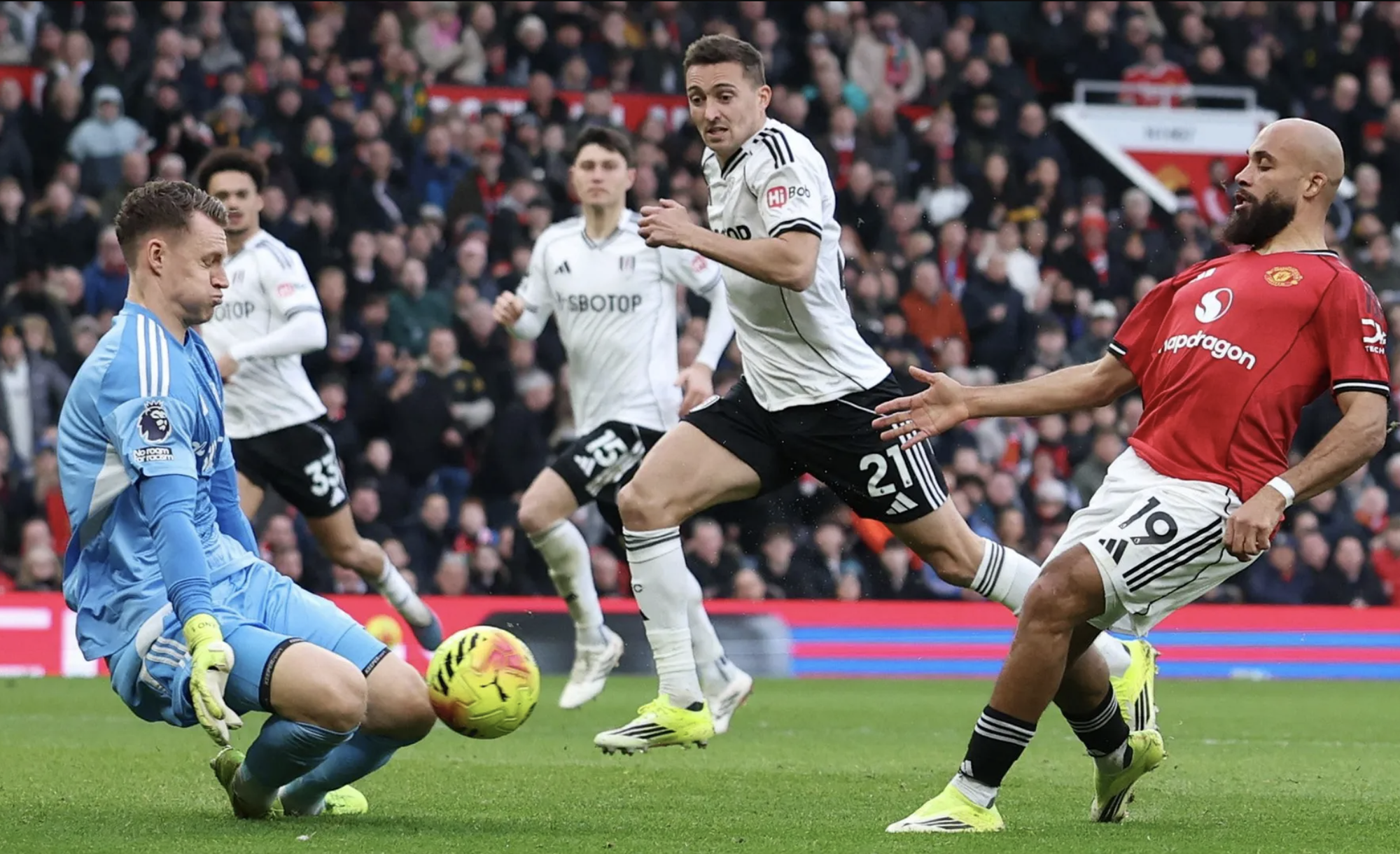 Sesko lập c&ocirc;ng ph&uacute;t b&ugrave; giờ, Man United thắng trận Ngoại hạng thứ ba li&ecirc;n tiếp - Ảnh 1.