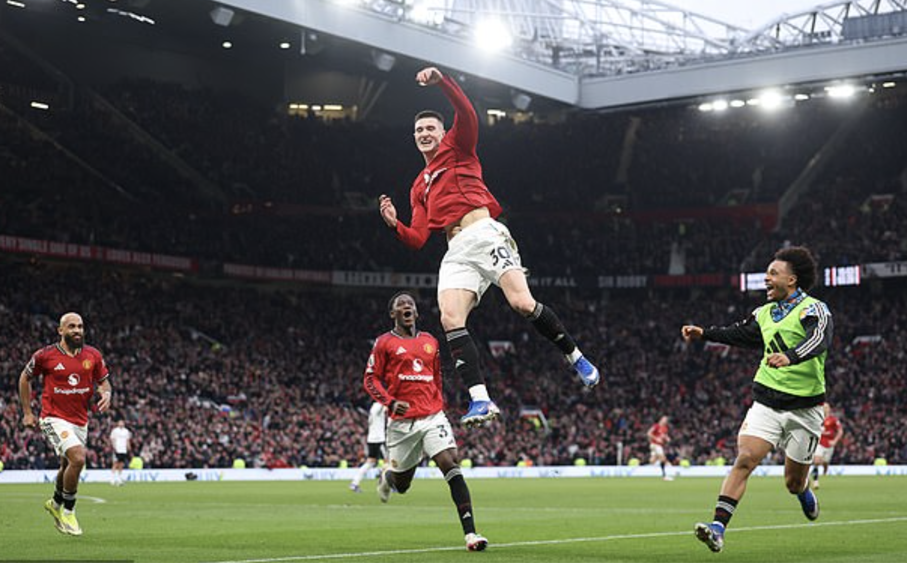 Sesko lập c&ocirc;ng ph&uacute;t b&ugrave; giờ, Man United thắng trận Ngoại hạng thứ ba li&ecirc;n tiếp - Ảnh 7.