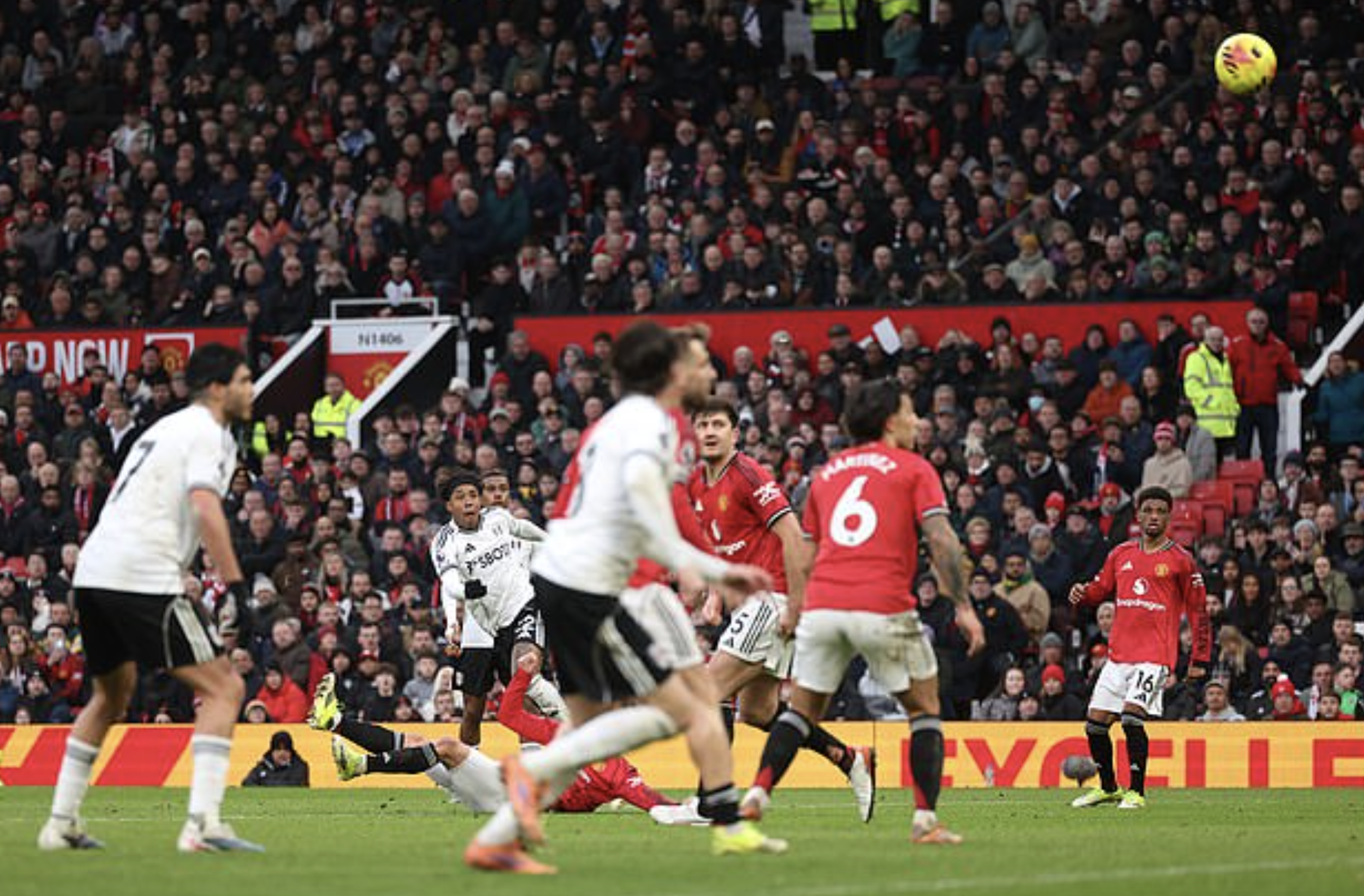 Sesko lập c&ocirc;ng ph&uacute;t b&ugrave; giờ, Man United thắng trận Ngoại hạng thứ ba li&ecirc;n tiếp - Ảnh 6.