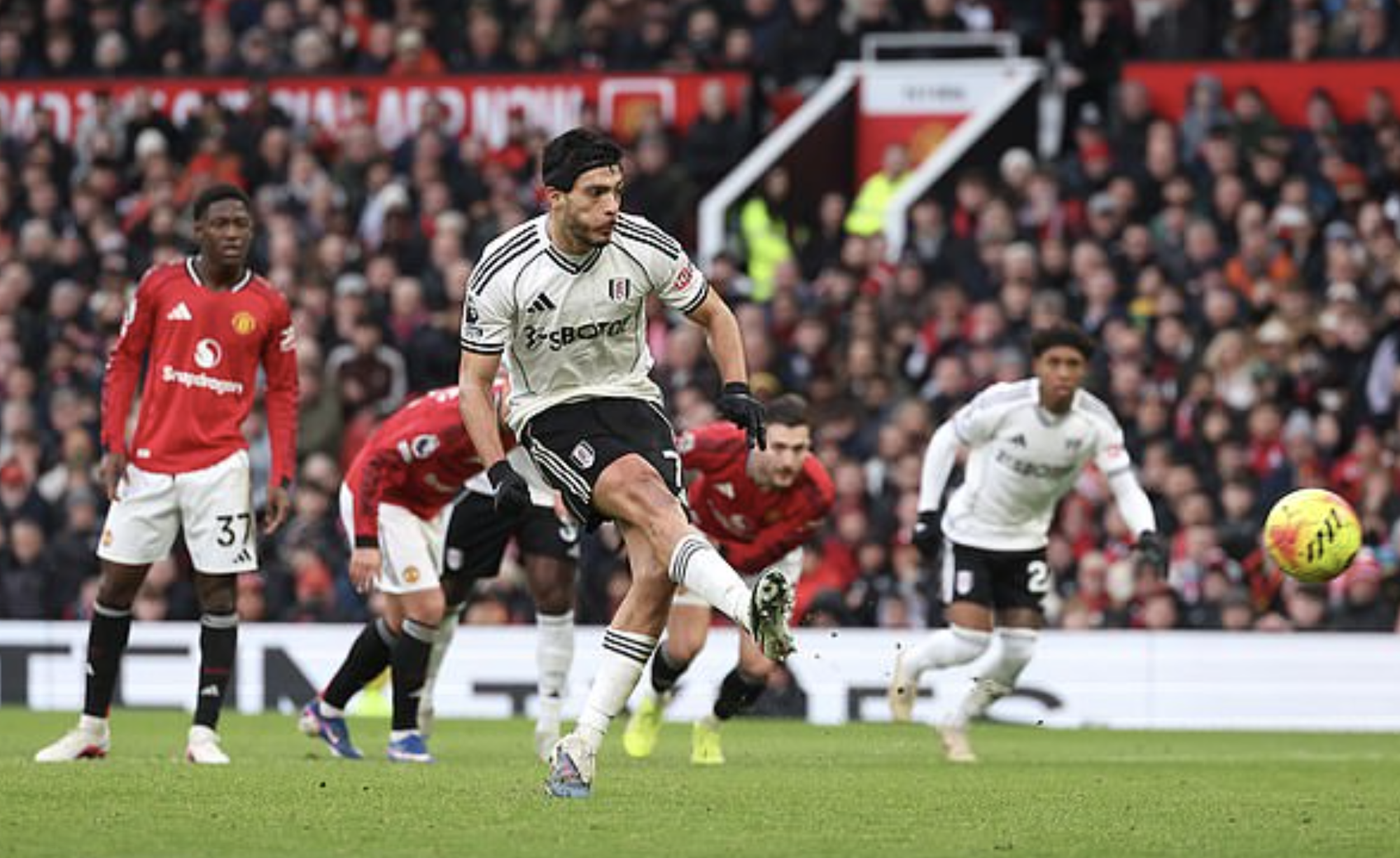 Sesko lập c&ocirc;ng ph&uacute;t b&ugrave; giờ, Man United thắng trận Ngoại hạng thứ ba li&ecirc;n tiếp - Ảnh 5.