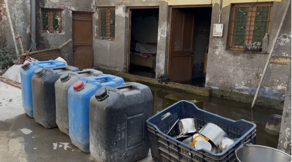 Khủng hoảng nước sạch tại Ấn Độ: H&agrave;ng triệu người d&acirc;n khổ sở v&igrave; nước bẩn - Ảnh 1.