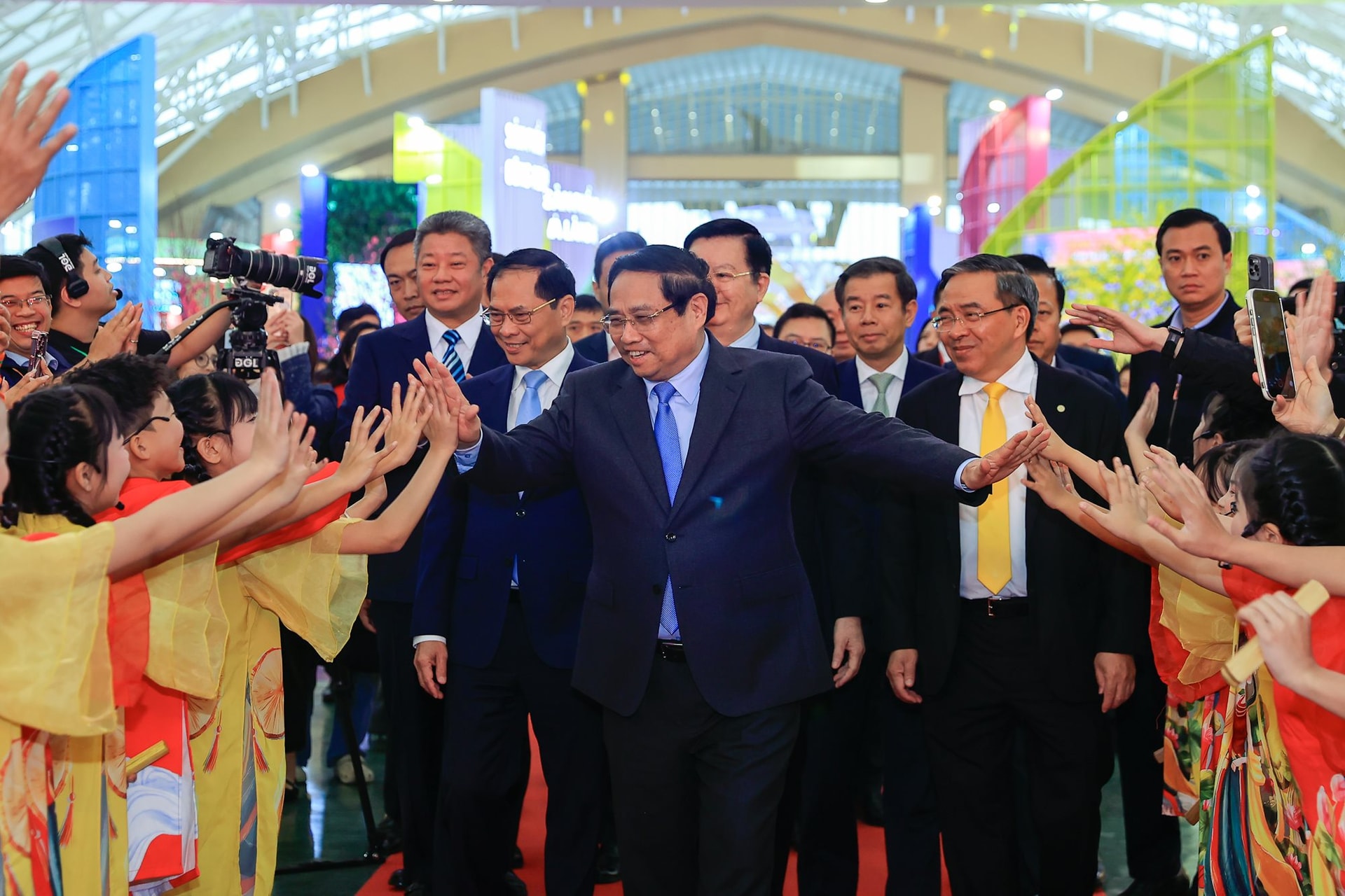 Tại sự kiện "6 nhất" ở c&ocirc;ng tr&igrave;nh top 10 TG, Thủ tướng biểu dương tập đo&agrave;n của tỷ ph&uacute; Phạm Nhật Vượng