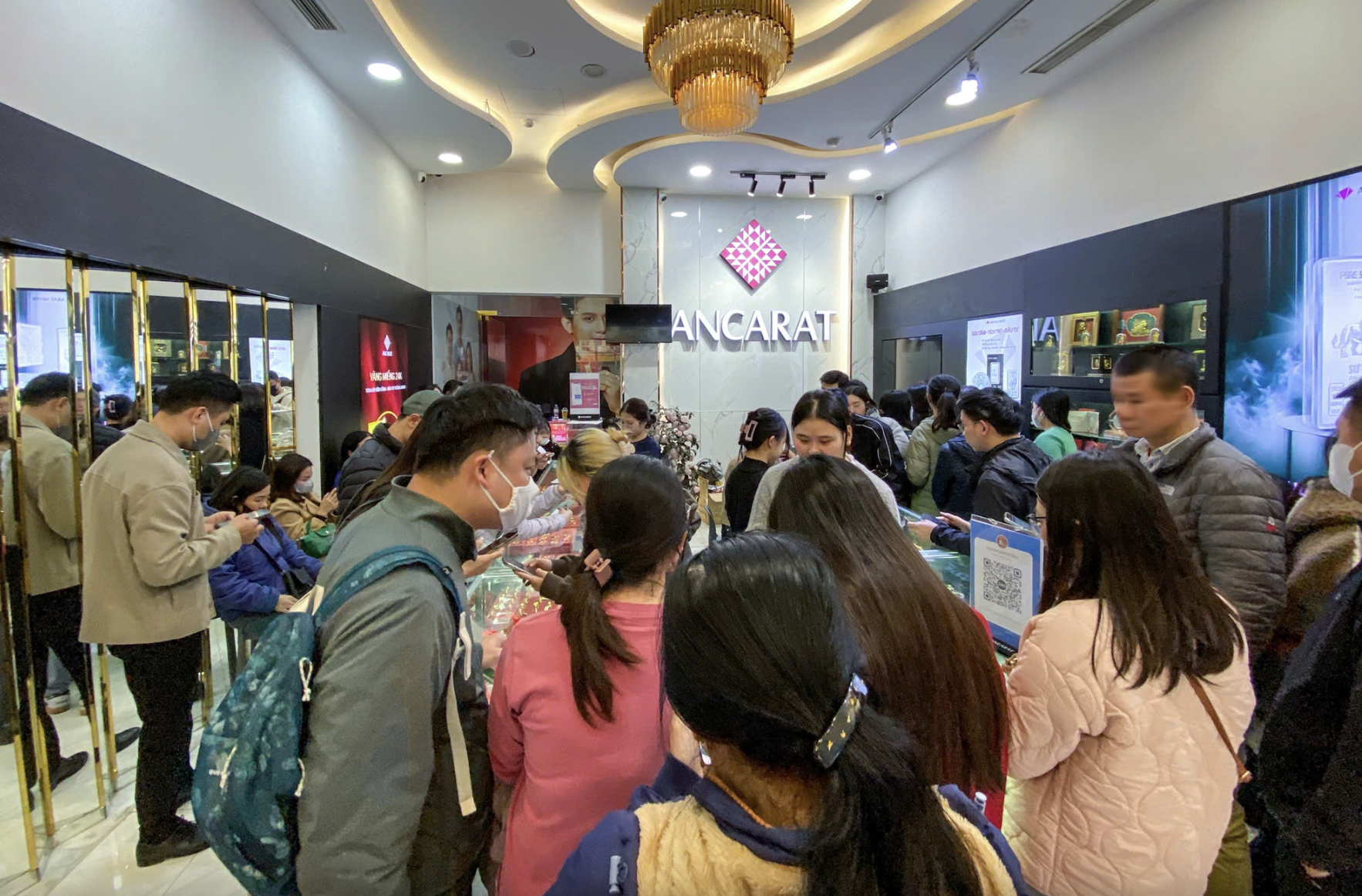 Tại sao người d&acirc;n xếp h&agrave;ng mua bạc d&ugrave; gi&aacute; bạc giảm mạnh tại Việt Nam 2026 - Ảnh 2.