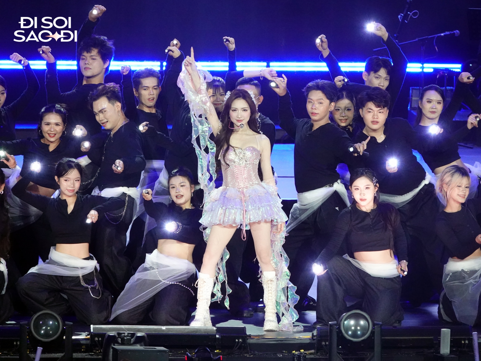 Hòa Minzy thở dốc, mệt lả trong hậu trường fan concert Bắc Bling- Ảnh 2.