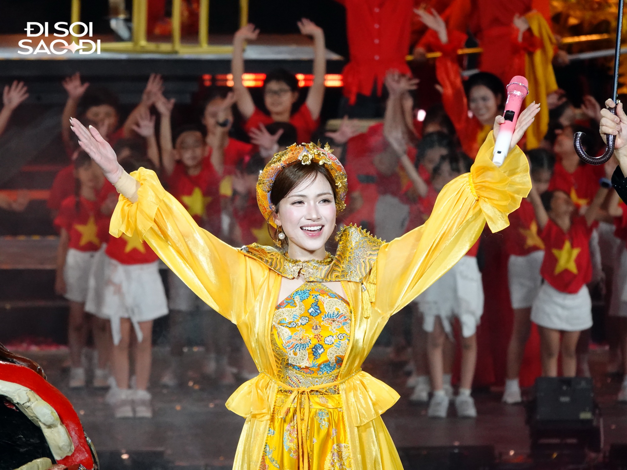 Hòa Minzy thở dốc, mệt lả trong hậu trường fan concert Bắc Bling- Ảnh 5.