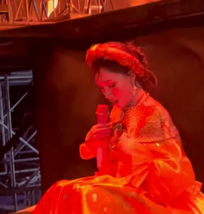 Hòa Minzy thở dốc, mệt lả trong hậu trường fan concert Bắc Bling- Ảnh 3.