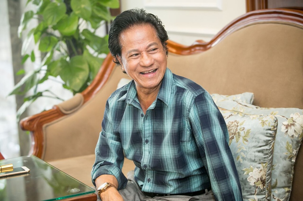 Nam ca sĩ 4 đời vợ, 14 con, không nhớ hết có bao nhiêu cháu: 84 tuổi vẫn đi show khắp thế giới - Ảnh 3.