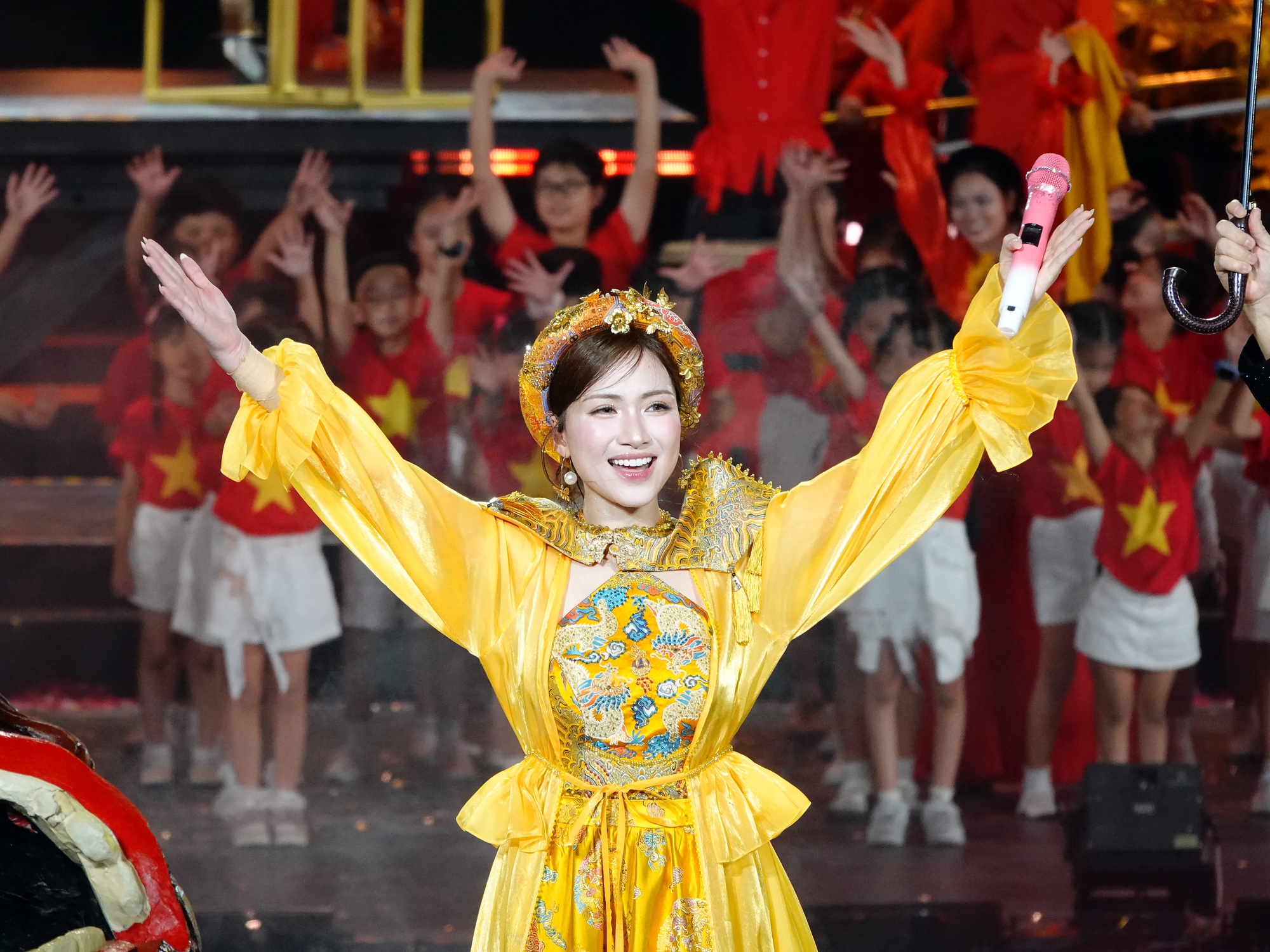 Hoà Minzy được "đại gia" vung tiền làm 1 điều đặc biệt tại fan concert - Ảnh 4.