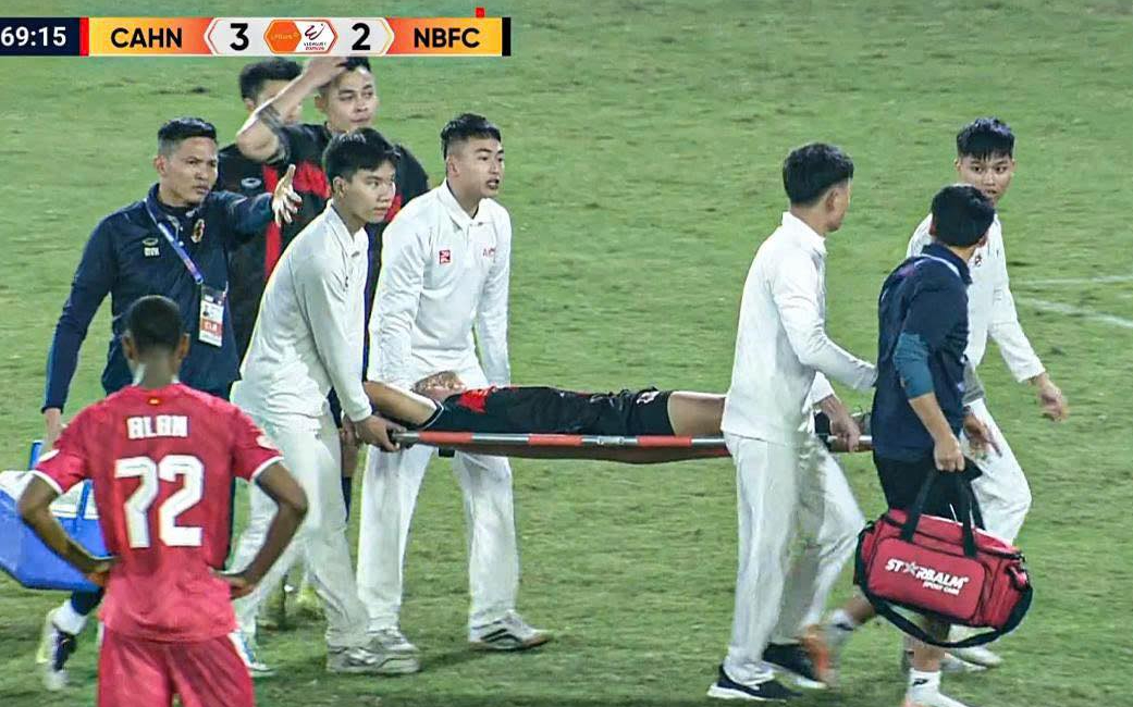 Tuyển thủ U23 Việt Nam chấn thương, rời s&acirc;n bằng c&aacute;ng ngay khi về từ U23 ch&acirc;u &Aacute;, c&aacute;c đồng đội lo lắng hỏi thăm- Ảnh 2.