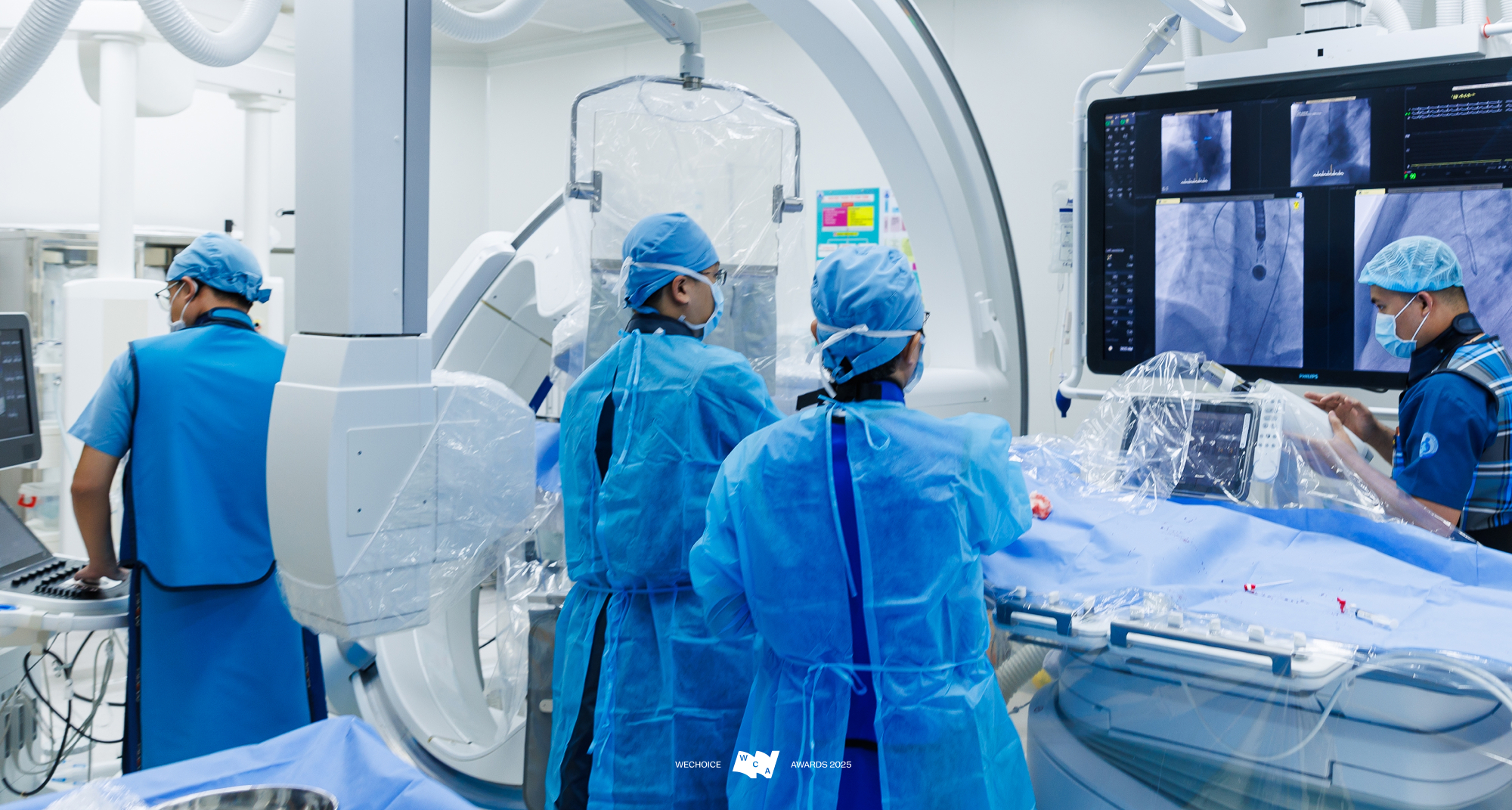 Hai bệnh viện, một &ecirc;-k&iacute;p b&aacute;c sĩ v&agrave; h&agrave;nh tr&igrave;nh đi cứu những tr&aacute;i tim nhỏ bằng quả d&acirc;u t&acirc;y ở trong bụng mẹ- Ảnh 19.