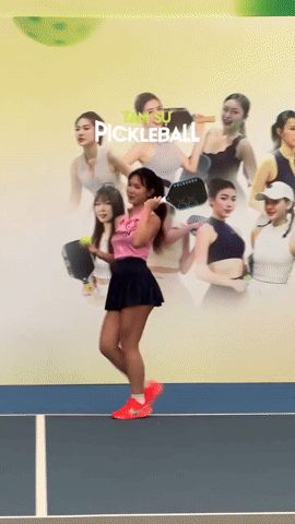Ngoại hình xinh hết nấc nhưng em Kim "vén váy" bị chê tơi tả khi thi Miss Pickleball vì kĩ năng cực tệ - Ảnh 2. Ngoại hình xinh hết nấc nhưng em Kim "vén váy" bị chê tơi tả khi thi Miss Pickleball vì kĩ năng cực tệ - Ảnh 2.