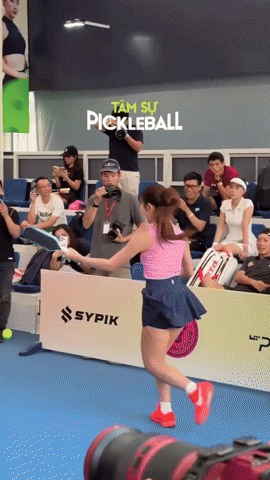 Ngoại hình xinh hết nấc nhưng em Kim "vén váy" bị chê tơi tả khi thi Miss Pickleball vì kĩ năng cực tệ - Ảnh 1. Ngoại hình xinh hết nấc nhưng em Kim "vén váy" bị chê tơi tả khi thi Miss Pickleball vì kĩ năng cực tệ - Ảnh 1.