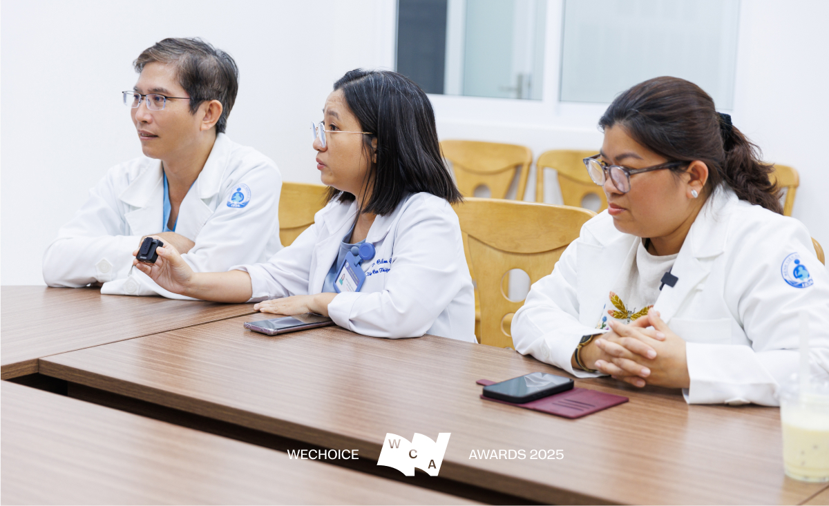 Hai bệnh viện, một &ecirc;-k&iacute;p b&aacute;c sĩ v&agrave; h&agrave;nh tr&igrave;nh đi cứu những tr&aacute;i tim nhỏ bằng quả d&acirc;u t&acirc;y ở trong bụng mẹ- Ảnh 2.