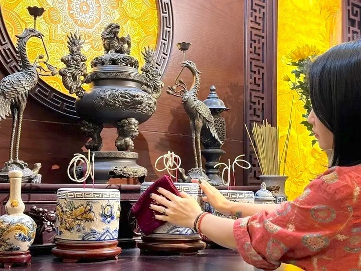 Những điều kiêng kỵ khi lau dọn bàn thờ cuối năm để đón Tết 2026 - Ảnh 2.