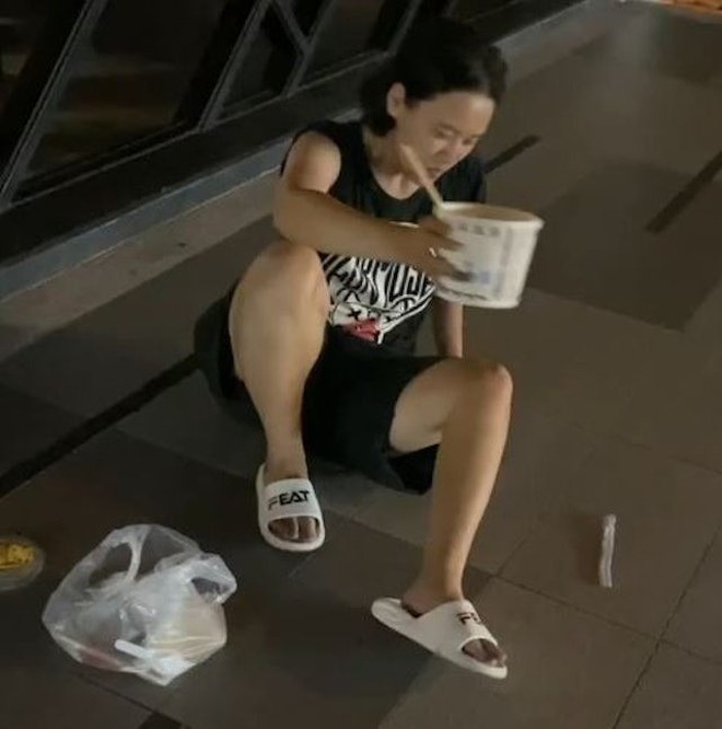 Cái kết của người vợ trẻ trong mối tình ông - cháu gây sốc showbiz: Điên loạn, lang thang đầu đường xó chợ ăn xin- Ảnh 7. Cái kết của người vợ trẻ trong mối tình ông - cháu gây sốc showbiz: Điên loạn, lang thang đầu đường xó chợ ăn xin- Ảnh 7.