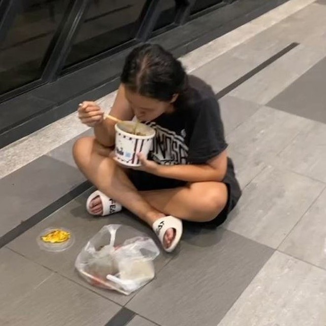 Cái kết của người vợ trẻ trong mối tình ông - cháu gây sốc showbiz: Điên loạn, lang thang đầu đường xó chợ ăn xin- Ảnh 6. Cái kết của người vợ trẻ trong mối tình ông - cháu gây sốc showbiz: Điên loạn, lang thang đầu đường xó chợ ăn xin- Ảnh 6.