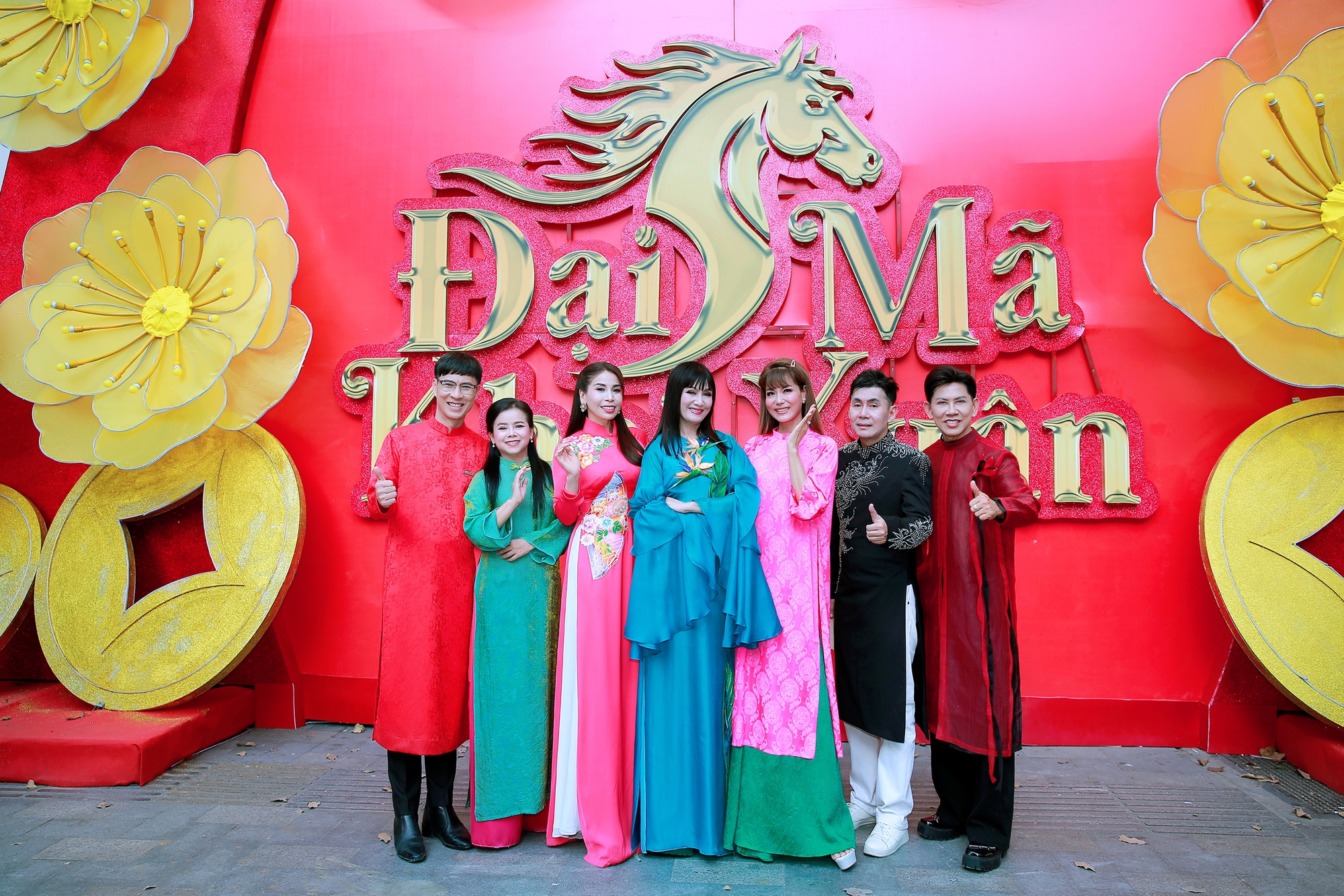 Á hậu Băng Châu và hơn 100 nghệ sĩ nhận bằng khen "Nghệ sĩ vì cộng đồng"- Ảnh 1.