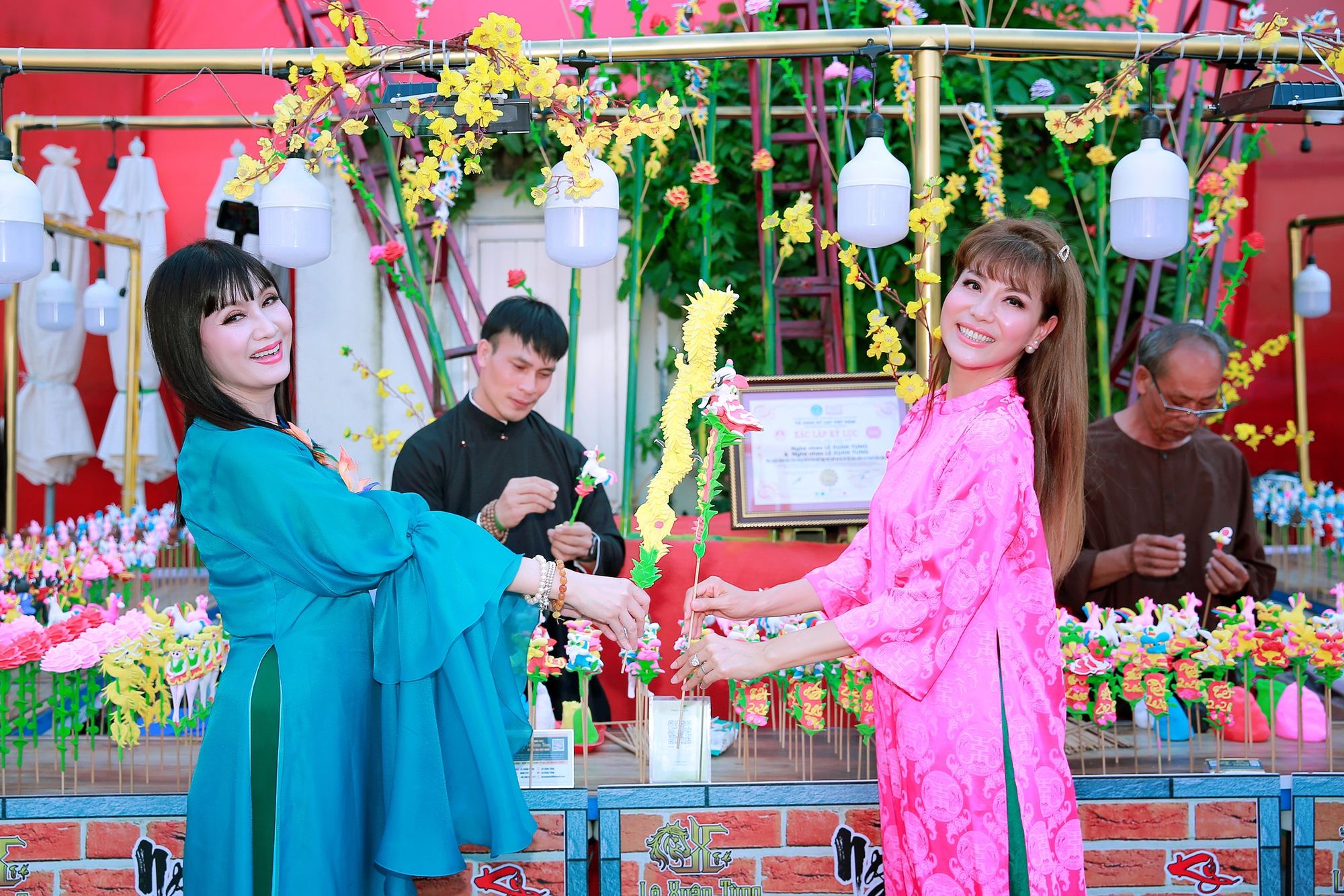 Á hậu Băng Châu và hơn 100 nghệ sĩ nhận bằng khen "Nghệ sĩ vì cộng đồng"- Ảnh 3.