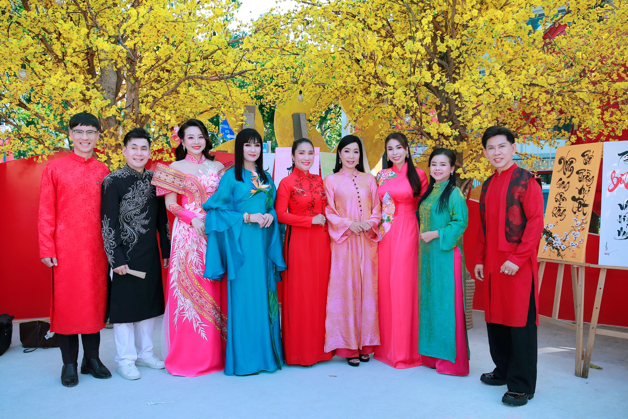 Á hậu Băng Châu và hơn 100 nghệ sĩ nhận bằng khen "Nghệ sĩ vì cộng đồng"- Ảnh 2.