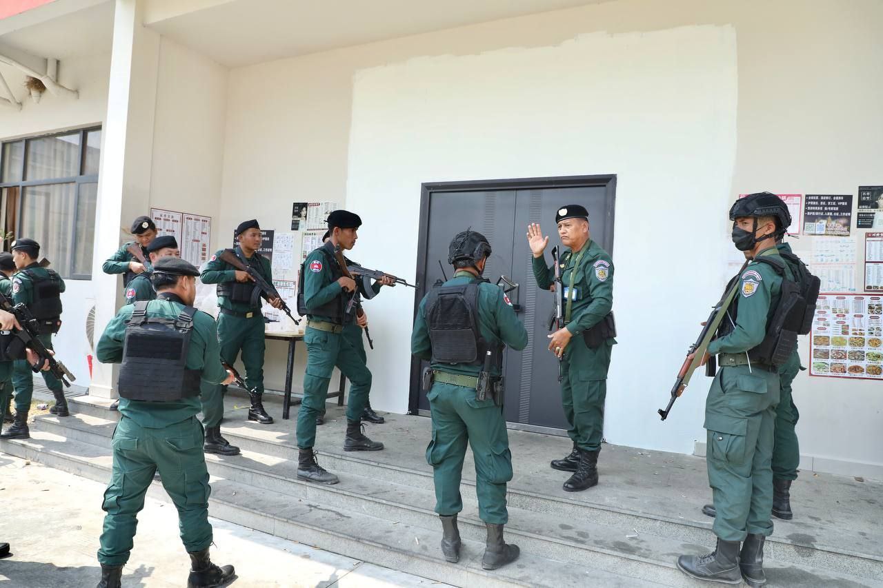 Campuchia triệt ph&aacute; trung t&acirc;m lừa đảo lớn, bắt giữ hơn 2.000 người nước ngo&agrave;i- Ảnh 1.