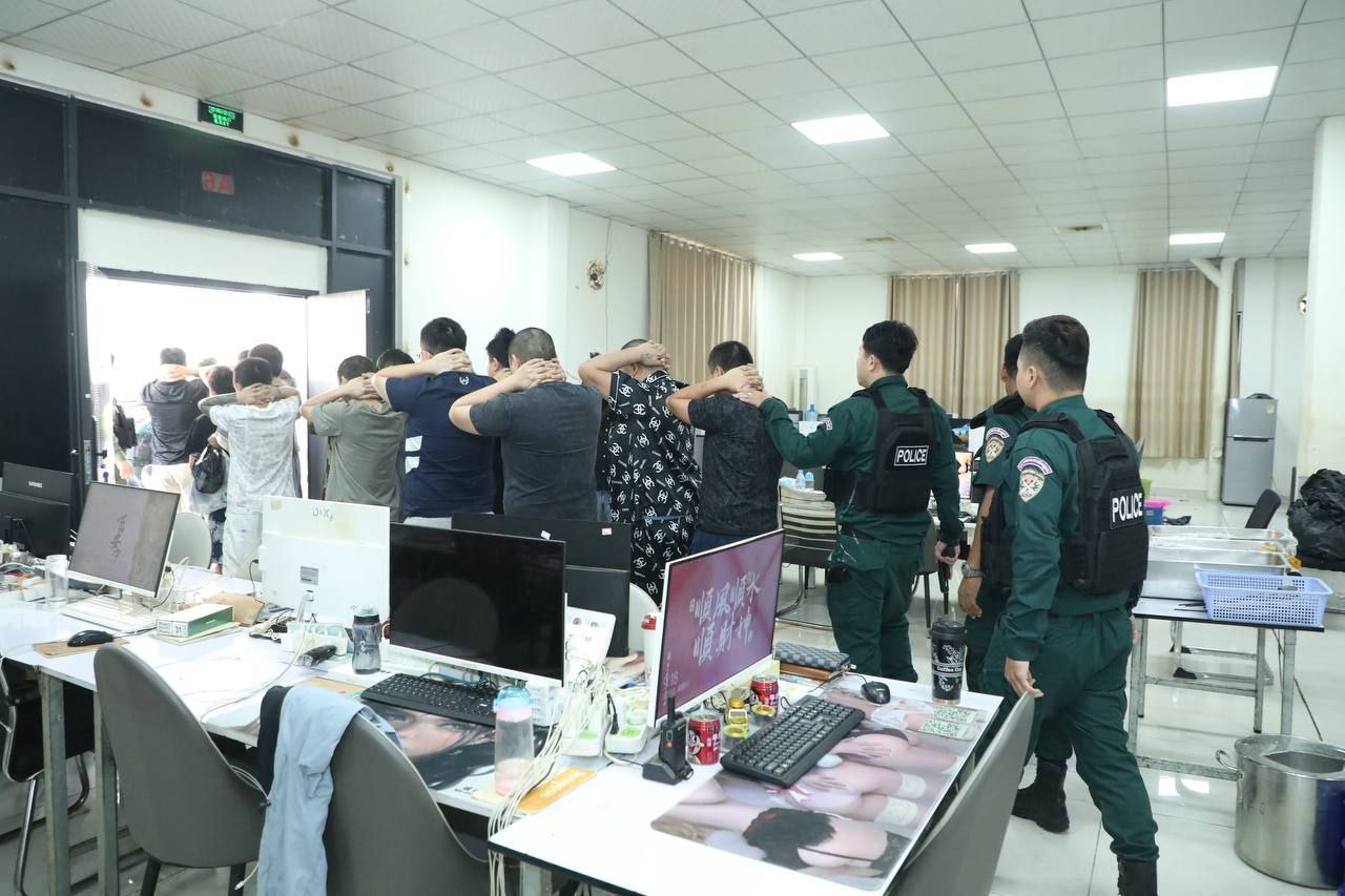 Campuchia triệt ph&aacute; trung t&acirc;m lừa đảo lớn, bắt giữ hơn 2.000 người nước ngo&agrave;i- Ảnh 2.