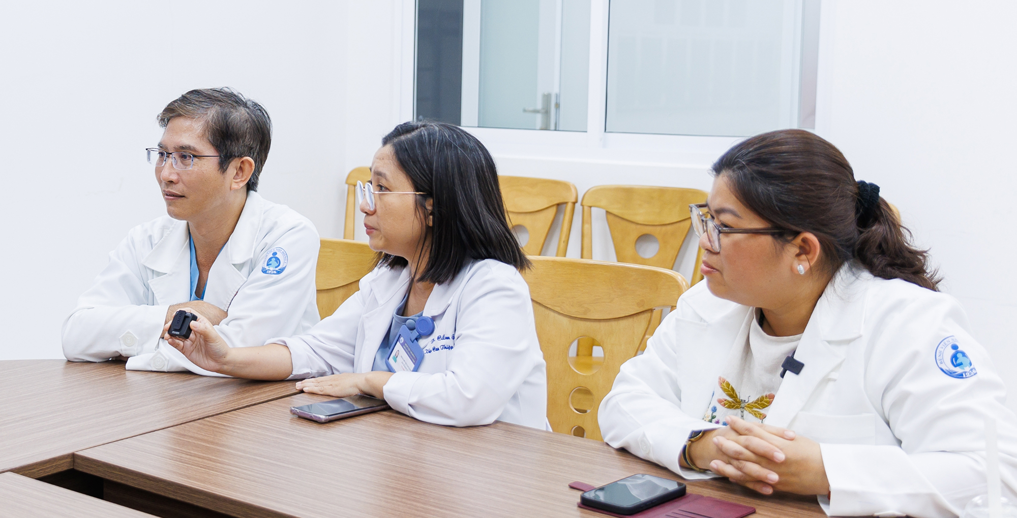 Hai bệnh viện, một &ecirc;-k&iacute;p b&aacute;c sĩ v&agrave; h&agrave;nh tr&igrave;nh đi cứu những tr&aacute;i tim nhỏ bằng quả d&acirc;u t&acirc;y ở trong bụng mẹ- Ảnh 27.