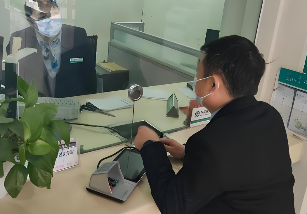 T&agrave;i xế c&ocirc;ng ty trở th&agrave;nh nạn nh&acirc;n trong vụ lừa đảo vay ng&acirc;n h&agrave;ng 337 tỷ đồng - Ảnh 1.