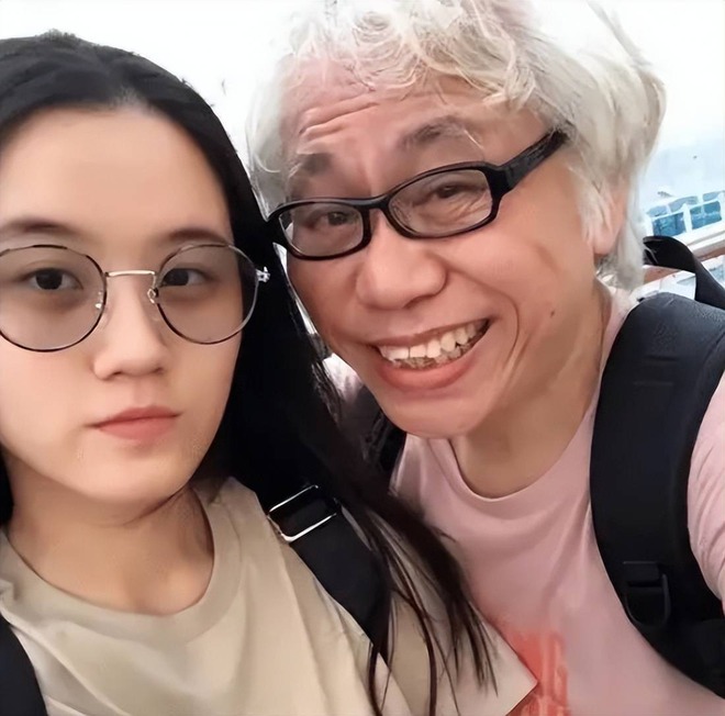 Cái kết của người vợ trẻ trong mối tình ông - cháu gây sốc showbiz: Điên loạn, lang thang đầu đường xó chợ ăn xin- Ảnh 2. Cái kết của người vợ trẻ trong mối tình ông - cháu gây sốc showbiz: Điên loạn, lang thang đầu đường xó chợ ăn xin- Ảnh 2.