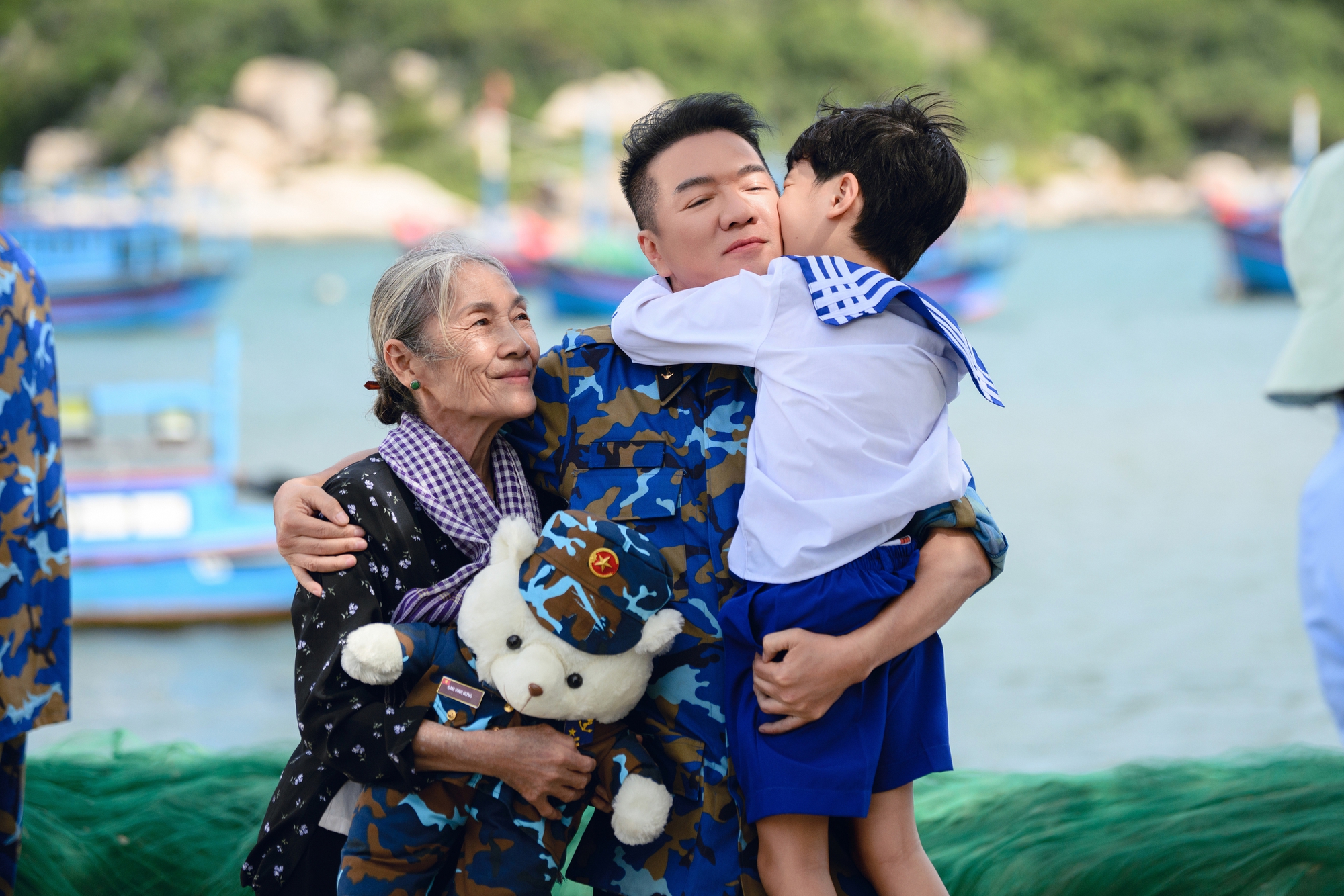 Đ&agrave;m Vĩnh Hưng mặc &aacute;o l&iacute;nh, ra đảo l&agrave;m một việc- Ảnh 1.