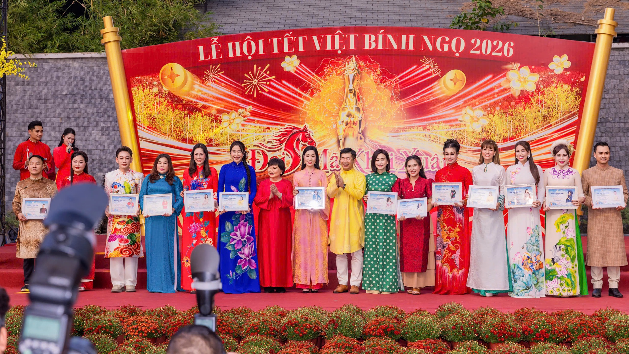 Á hậu Băng Châu và hơn 100 nghệ sĩ nhận bằng khen "Nghệ sĩ vì cộng đồng"- Ảnh 4.