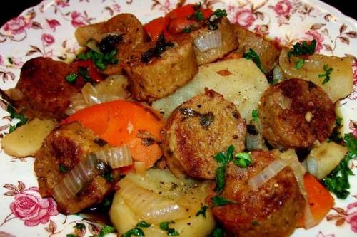 Khuy&ecirc;n bạn: Thấy đồ ăn Tết c&oacute; 5 dấu hiệu n&agrave;y th&igrave; dứt kho&aacute;t VỨT ngay, giữ lại l&agrave; rước bệnh v&agrave;o người- Ảnh 1.