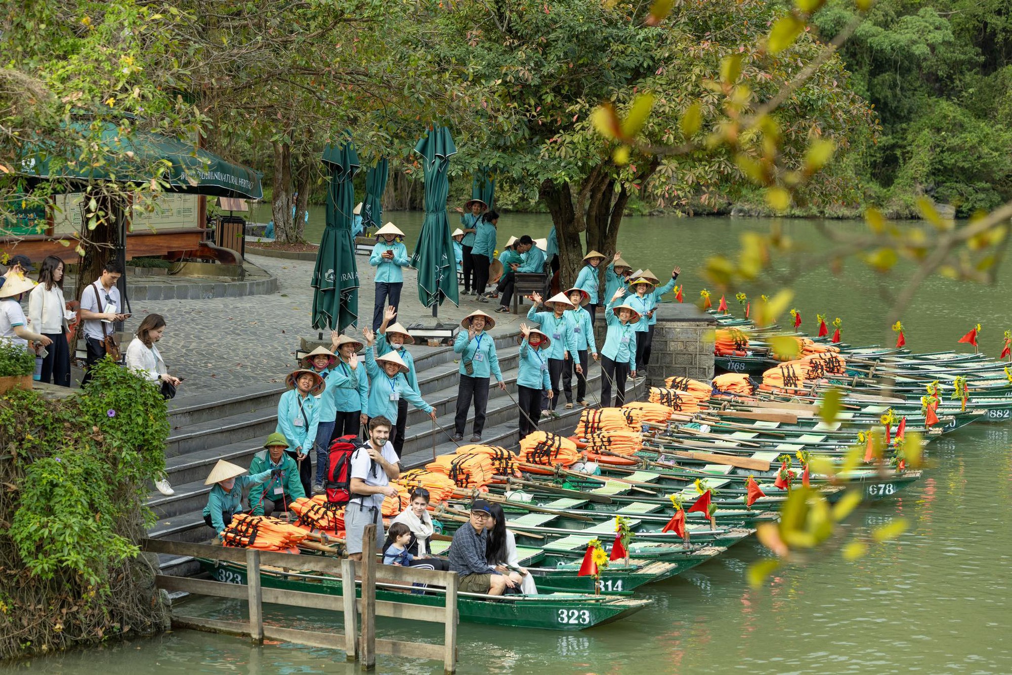 Di sản Tràng An (Ninh Bình) ra thông báo khẩn giữa mùng 4 Tết- Ảnh 1.