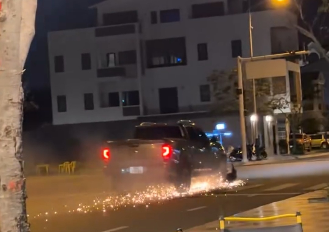 Ô tô kéo lê xe máy gần 1km, một người tử vong - Ảnh 1.