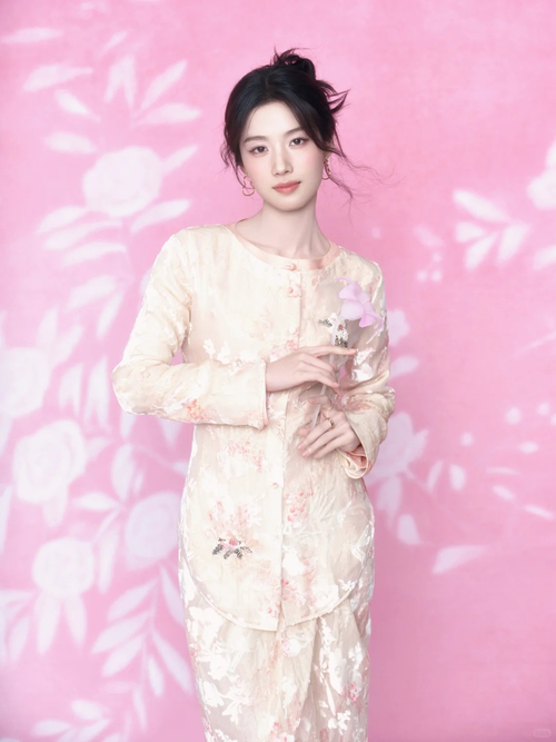 4 con gi&aacute;p được q&uacute;y nh&acirc;n n&acirc;ng đỡ, &ocirc;m trọn lộc trời đầu năm - Ảnh 2.