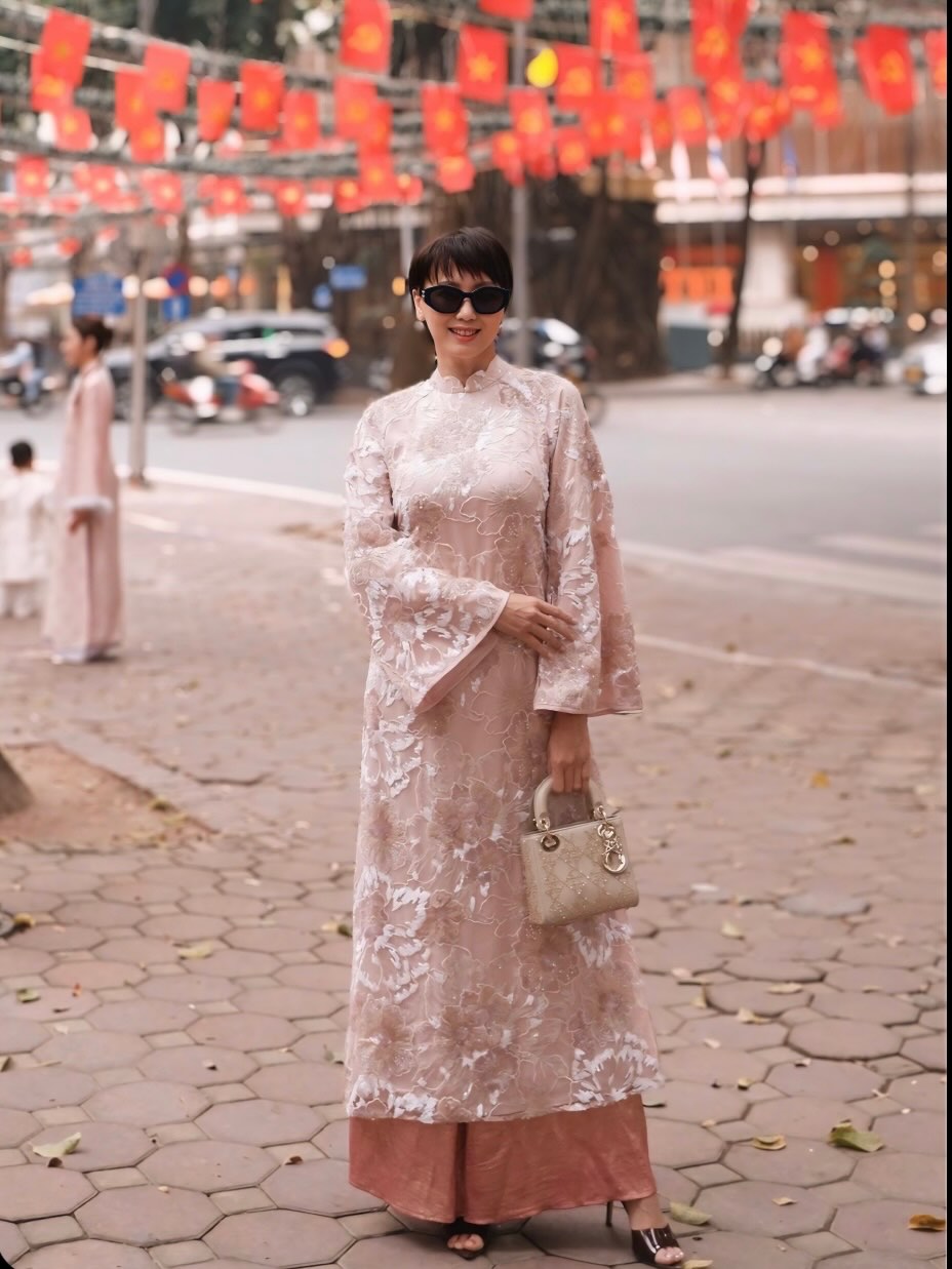 Mẹ Doãn Hải My diện áo dài, xách túi hiệu du xuân, visual trẻ đẹp không tuổi chuẩn mẹ vợ hot nhất làng bóng đá - Ảnh 2.