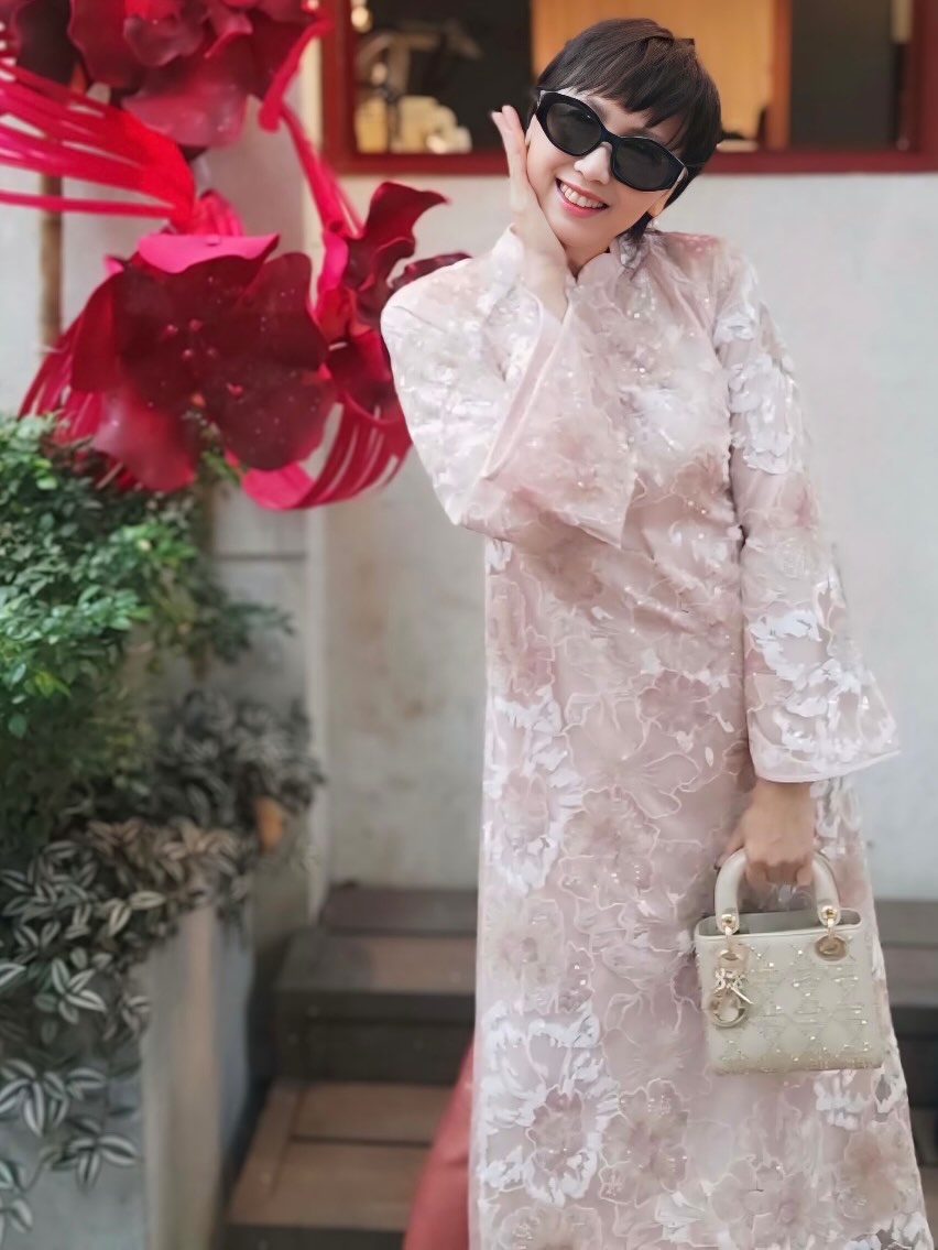 Mẹ Doãn Hải My diện áo dài, xách túi hiệu du xuân, visual trẻ đẹp không tuổi chuẩn mẹ vợ hot nhất làng bóng đá - Ảnh 1.