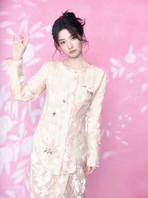 4 con gi&aacute;p được q&uacute;y nh&acirc;n n&acirc;ng đỡ, &ocirc;m trọn lộc trời đầu năm - Ảnh 1.