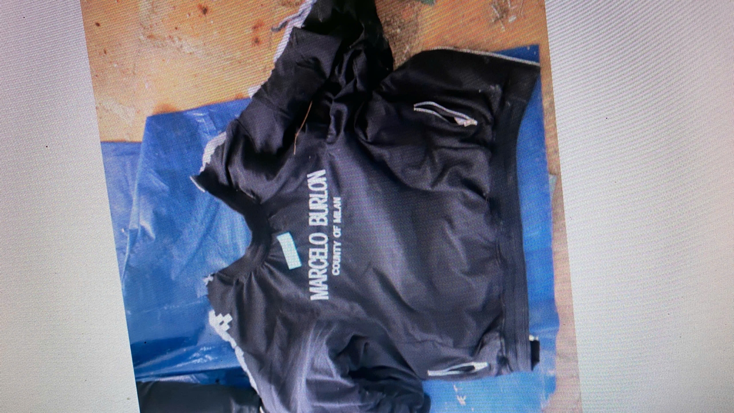 Phát hiện thi thể nam giới chưa rõ danh tính có hình xăm cô gái - Ảnh 1.