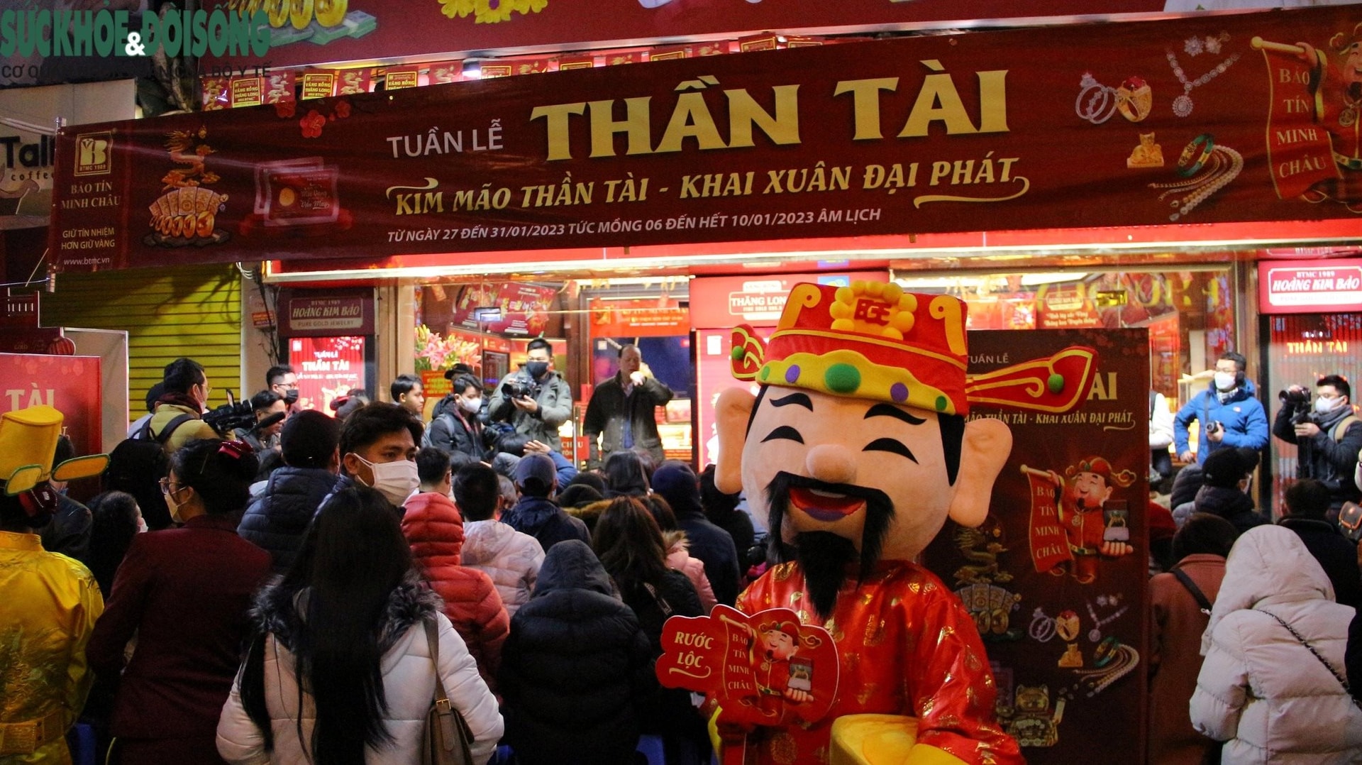 Chưa đến Vía Thần Tài, vì sao hàng loạt công ty vàng bạc đã đua nhau khai trương từ mùng 4 Tết ? - Ảnh 1.